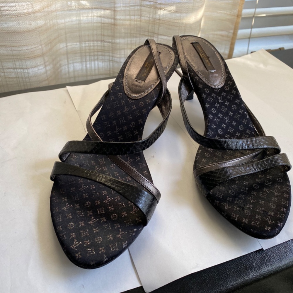 LOUIS VUITTON BLACK LEATHER ANKLE STRAP SANDALS HEELS 37-7 HEELS LV MONOGRAM